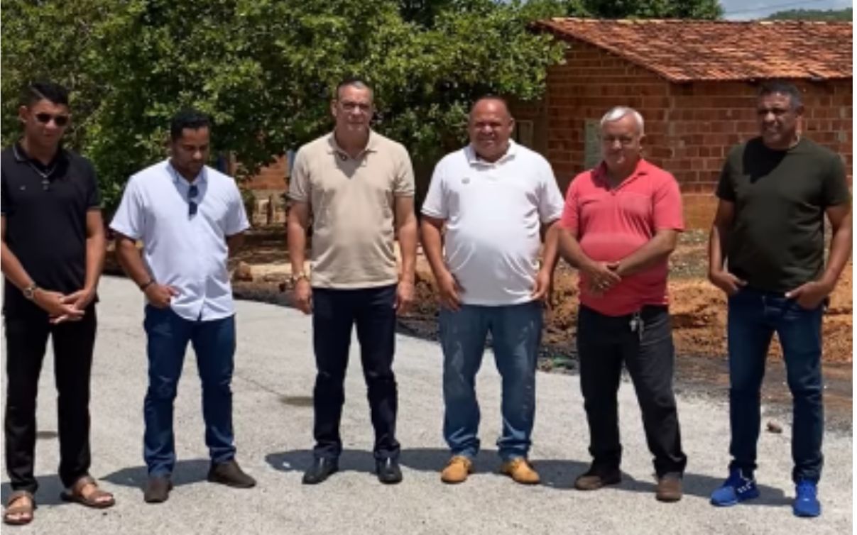 Prefeito de Monte do Carmo acompanha obras de asfaltamento no setor Vila Nova
